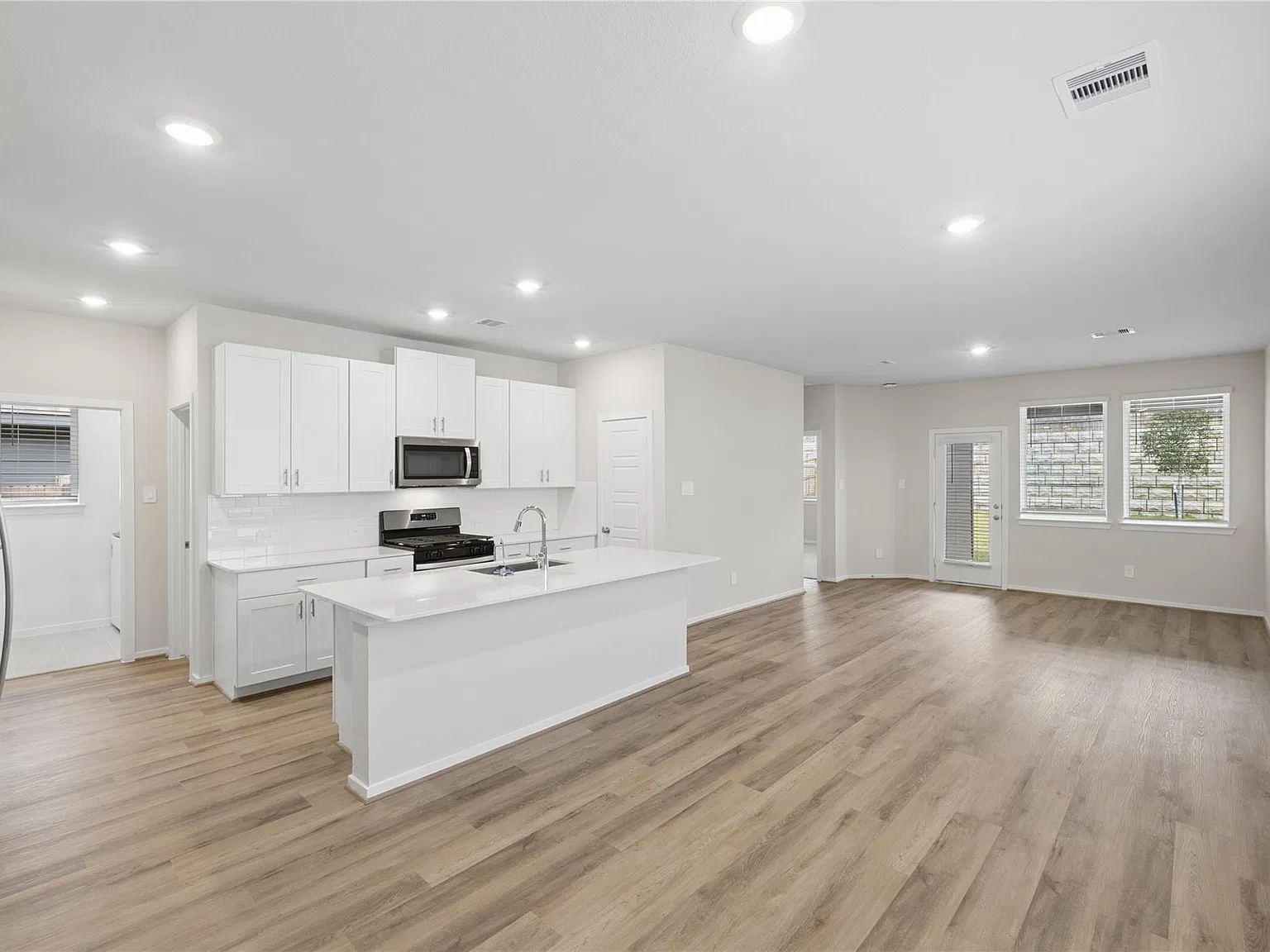 3 bed, 2.0 bath, 1405 sqft, $2,100 — Photo 4