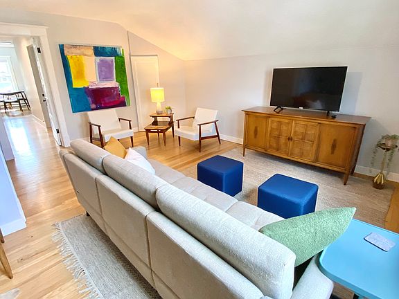 4th image of 1044 Saint Clair Ave #1