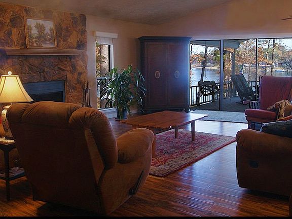 4th image of 242 N Evergreen Dr
