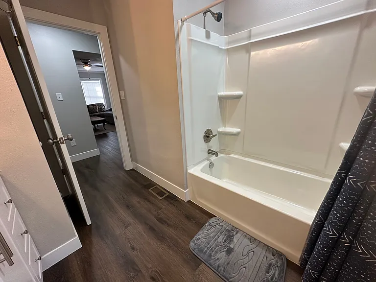 3 bed, 1.0 bath, 1000 sqft, $1,850 — Photo 17