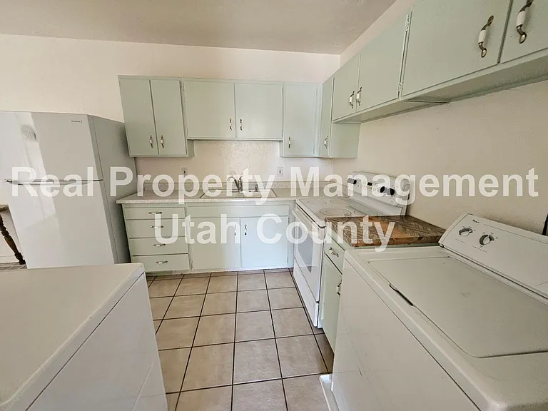 179 S 800 W — Photo 8