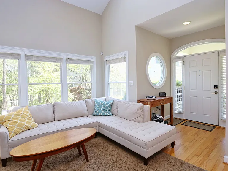 323 Columbia Pl NE — Photo 3