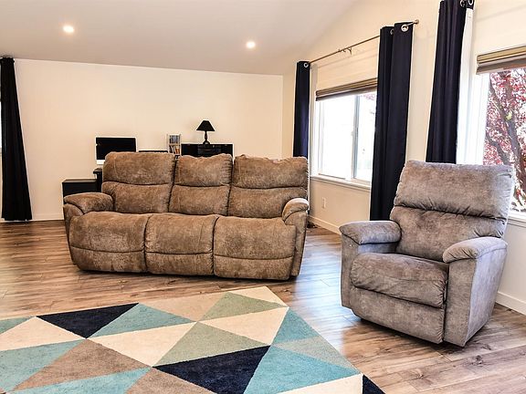 4th image of 1133 Chinaberry Way