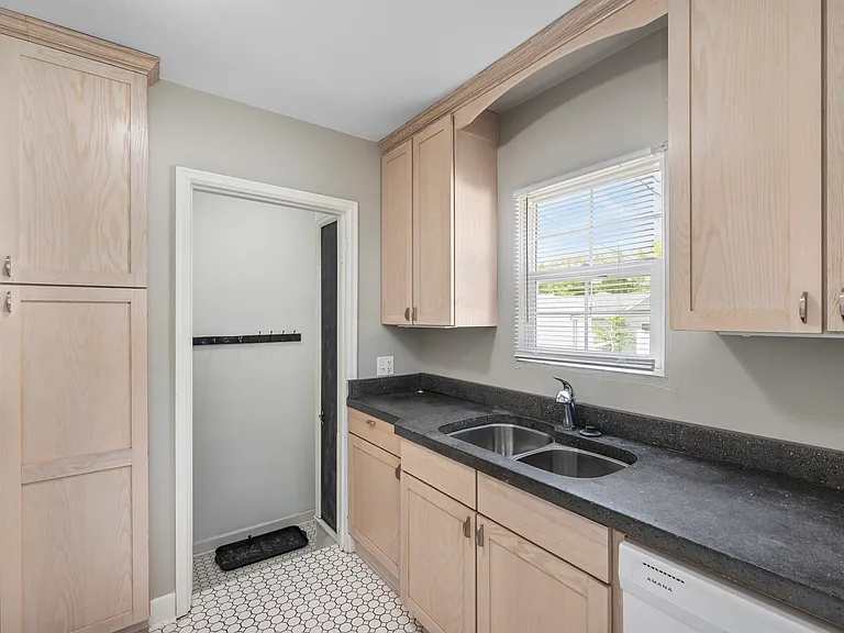 2210 University Ave — Photo 9