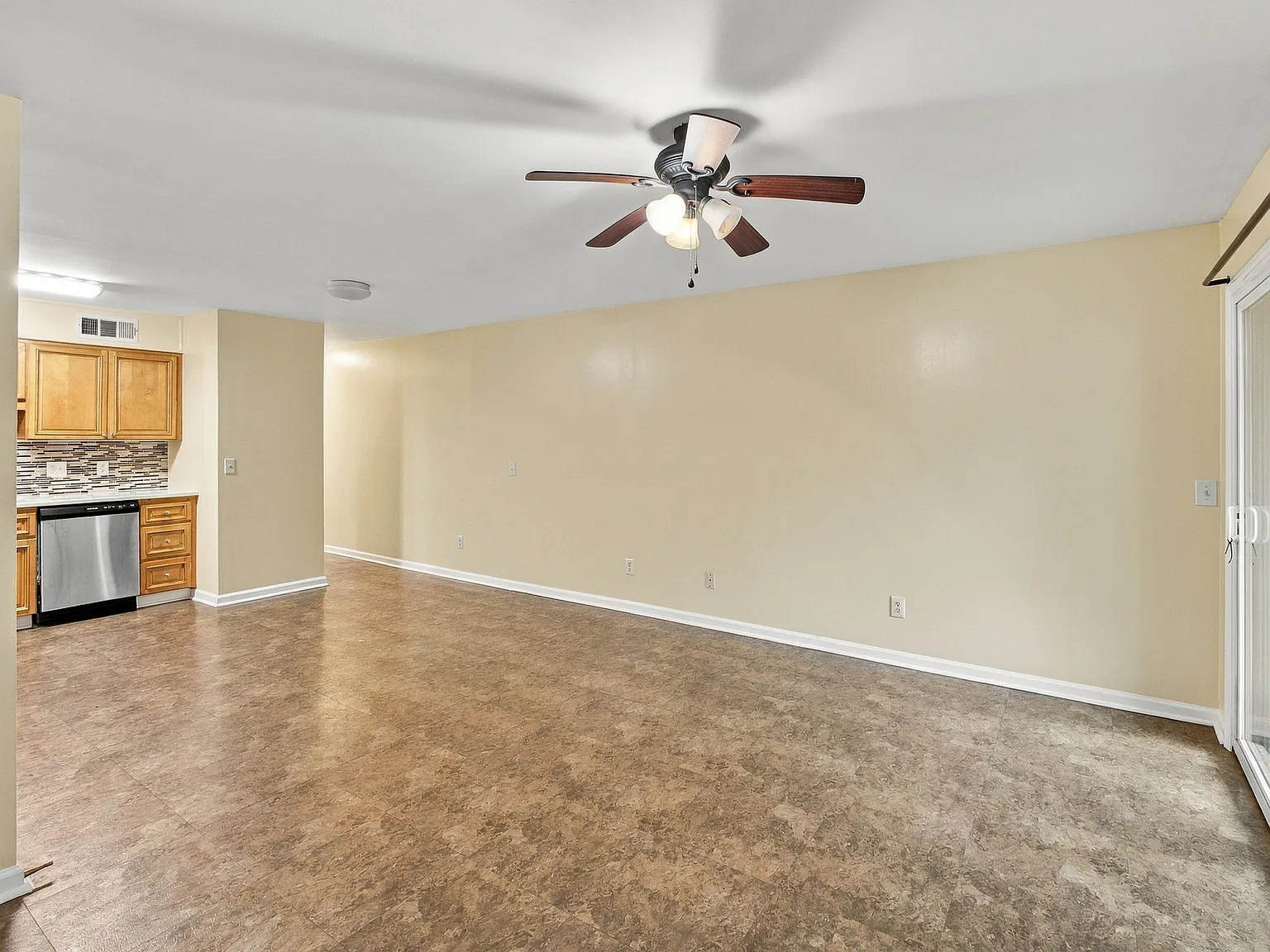 1 bed, 875 sqft, $1,200 — Photo 3