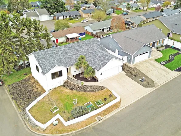 106 Umpqua View Dr, Roseburg, OR 97471