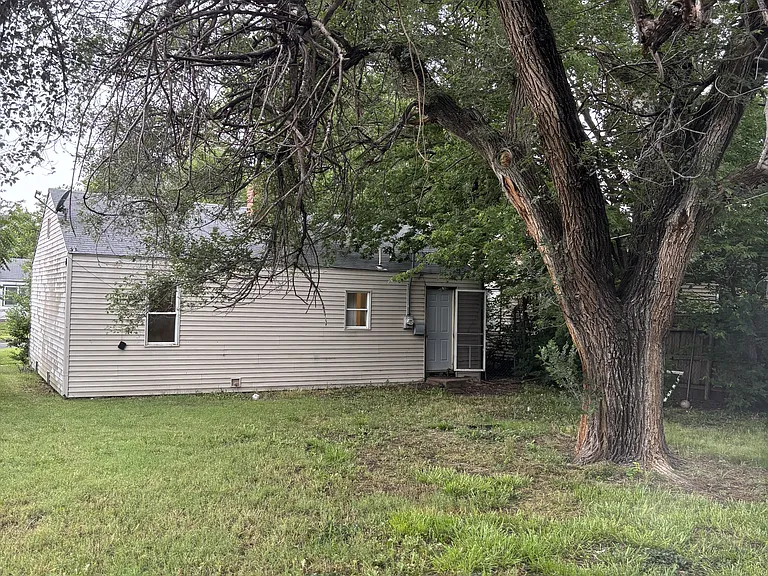 1738 N Poplar Ave — Photo 13