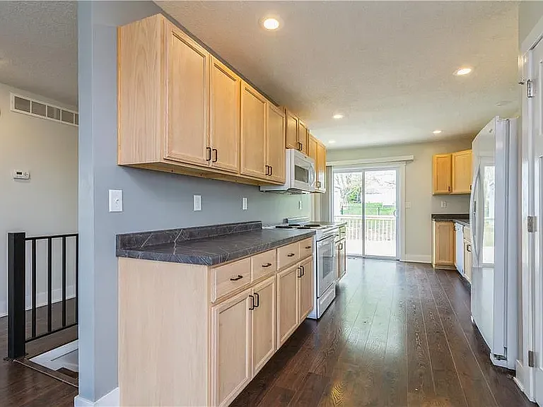 500 W 18th Pl — Photo 6