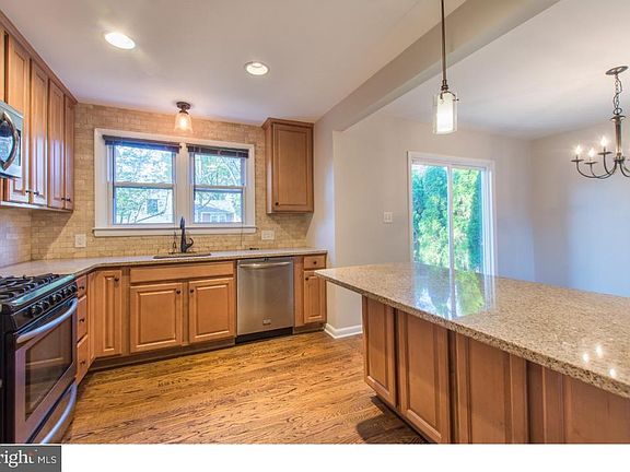 3rd image of 2204 Arosa Ln