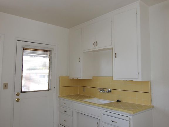 3rd image of 438 Grinnell Dr
