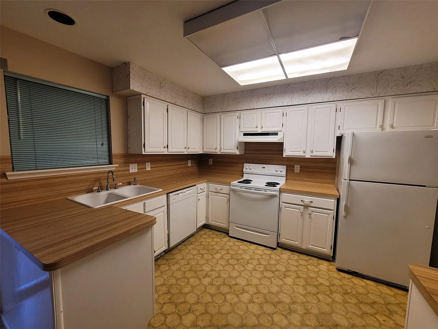 3 bed, 2.5 bath, 1564 sqft, $1,400 — Photo 2