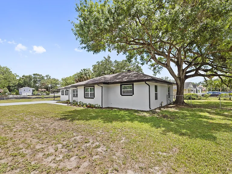 408 W Virginia Ave — Photo 2