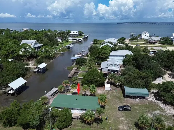 525 W Bay Shore Dr, Eastpoint, FL 32328