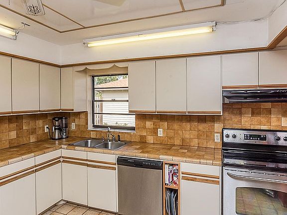 3rd image of 215 Patton Ave
