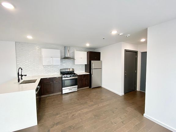 2nd image of 1233 N Franklin St #U4