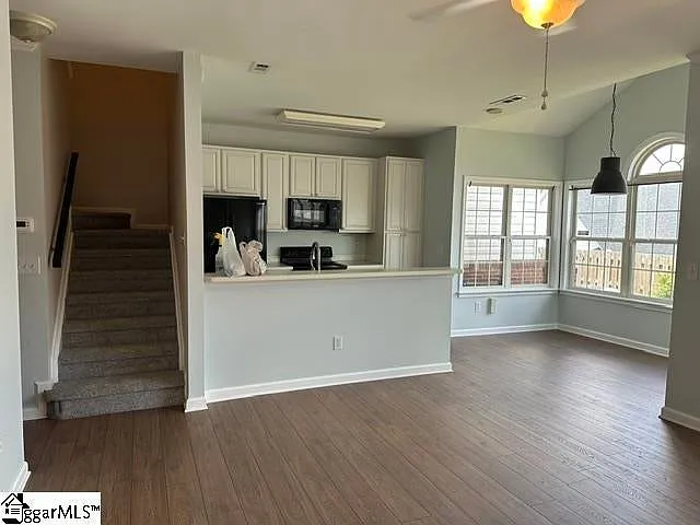 3 bed, 2.5 bath, $1,900 — Photo 2