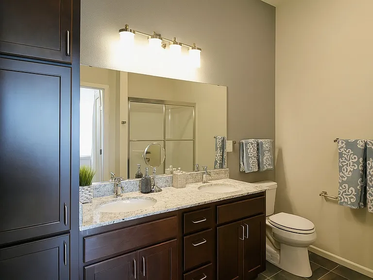 Oaks of Shorewood Apartments — Photo 10