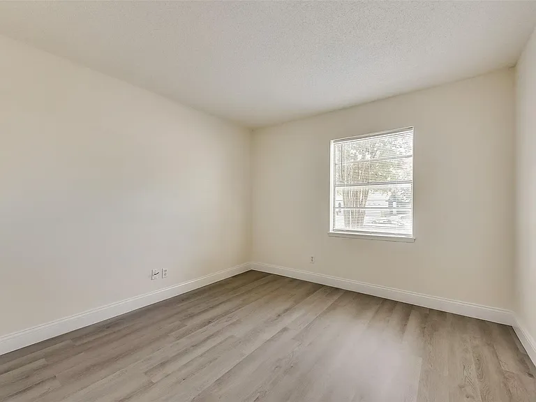 1049 Eastwood Dr — Photo 8