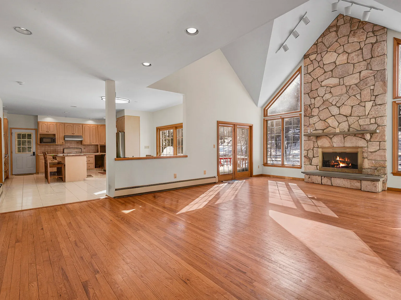 4 bed, 3900 sqft, $11,500 — Photo 4