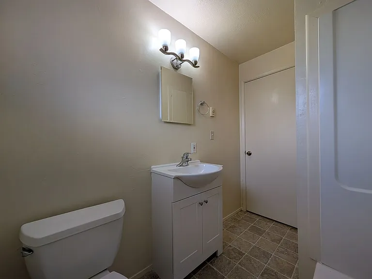 1180 E 32nd Ave — Photo 16