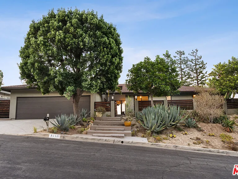 3235 Steven Dr — Photo 1