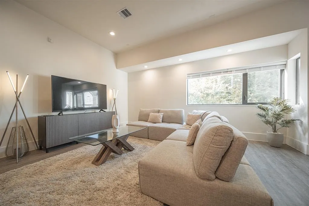 3 bed, 3.5 bath, 2052 sqft, $2,900 — Photo 4