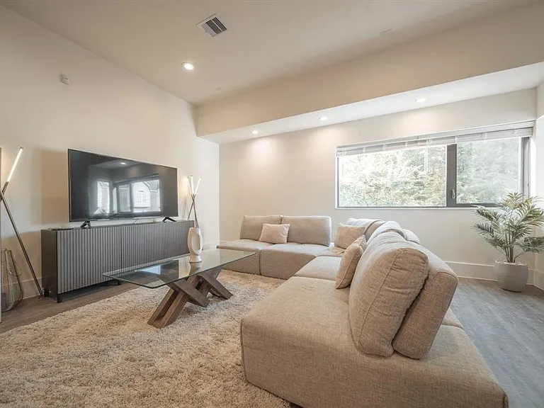 2212 Francis St — Photo 4