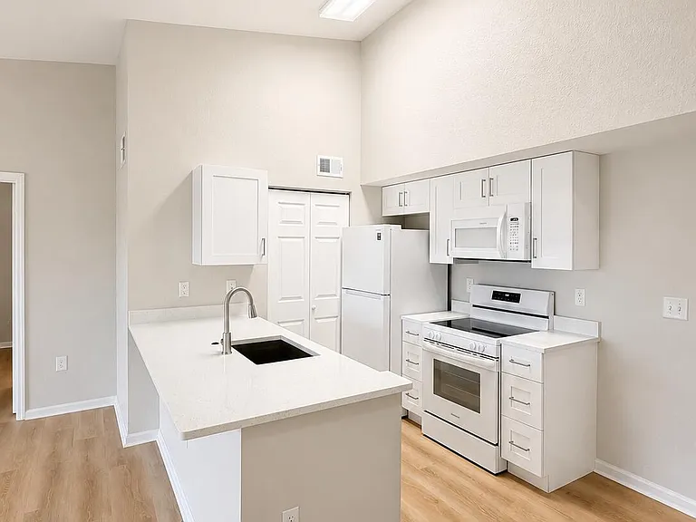 141 SW Palm Dr #306 — Photo 5
