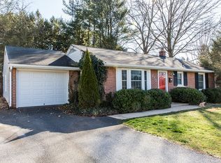 415 Fairway Dr, Lancaster, PA 17603