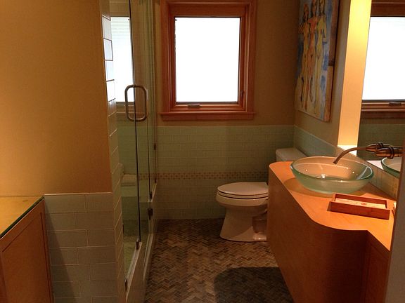 Bath w/ steam shower