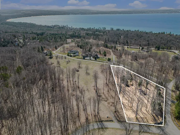 8067 Broken Rdg E, Harbor Springs, MI 49740