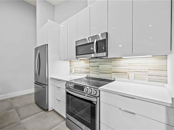 4th image of 828 NE 17th Way #2
