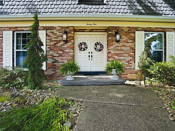 4th image of 25 Pine Crest Dr