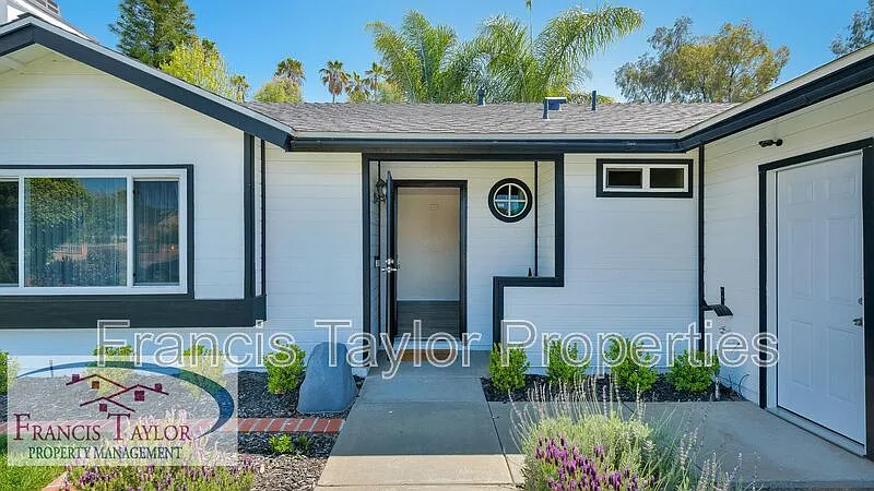 4 bed, 2.0 bath, 1300 sqft, $3,750 — Photo 2