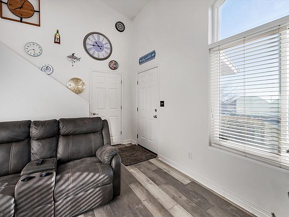 3rd image of 2523 N Pear Pl