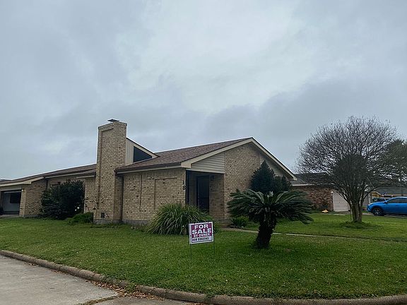 3rd image of 18 Campeche Cir