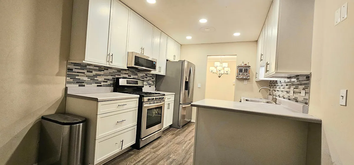 Kitchen - 274 Elmwood Ln