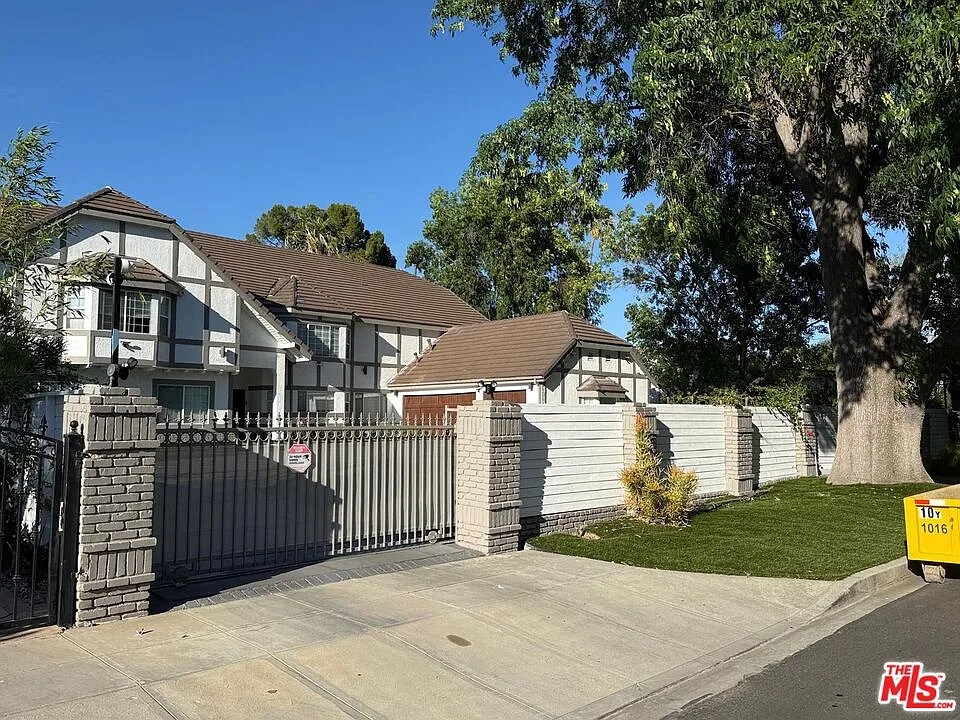 7 bed, 6.0 bath, 7007 sqft, $19,000 — Photo 2