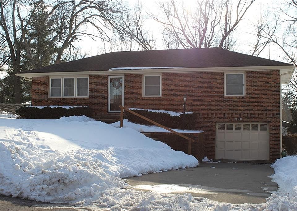 1st image of 20 N Carriage Dr