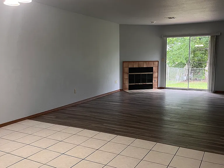 1043 N Redbud Ave — Photo 2