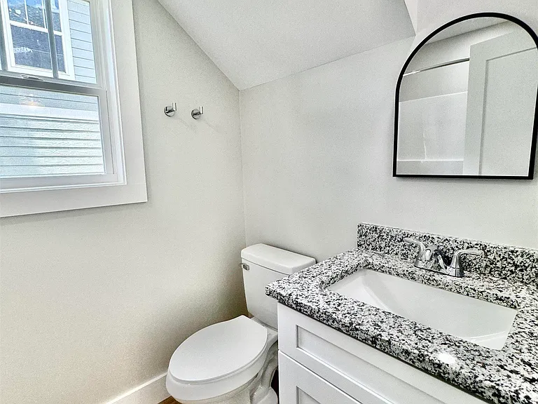 2005 Barry St #1-2-4 — Photo 33