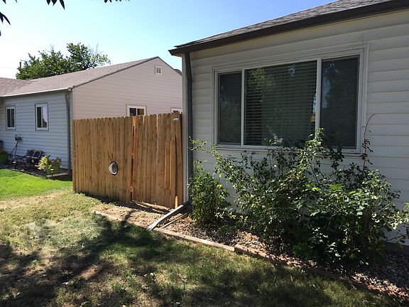 Note the doggie viewing portal!