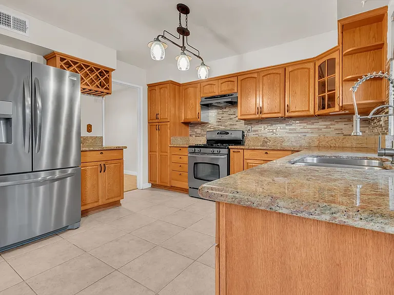 1428 Camelot Dr — Photo 10