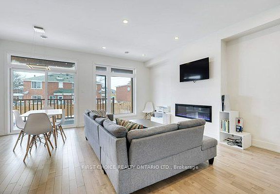 3rd image of 271 Queen Mary St