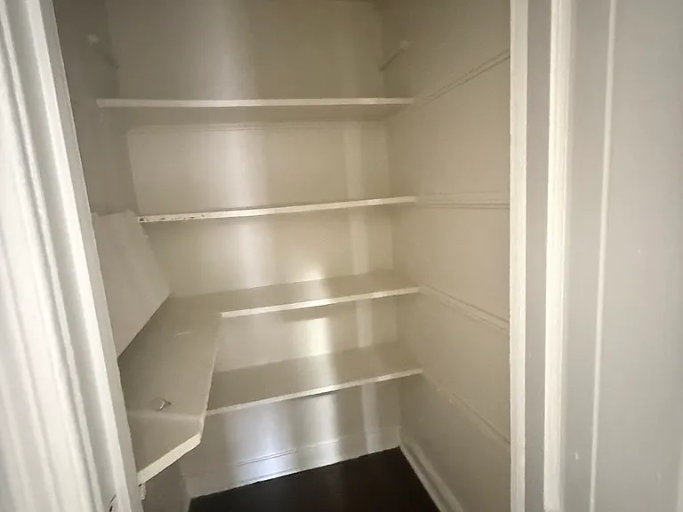 30 Van Velsor Pl #1L — Photo 10