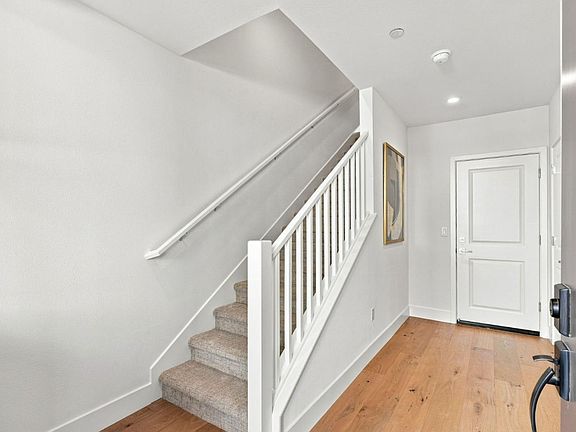 3rd image of 128 Oak Cir