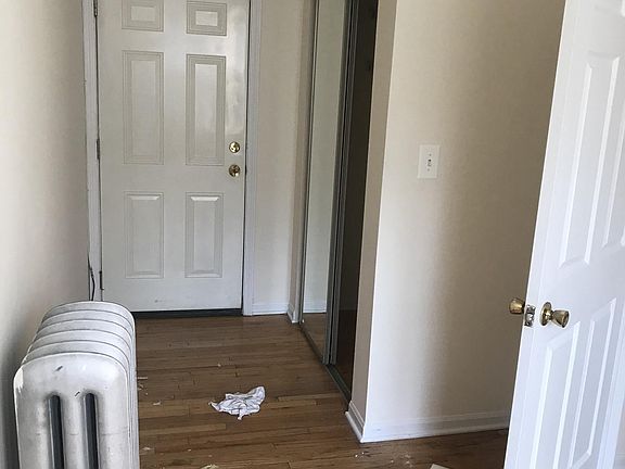 5th image of 916 W Dakin St #207