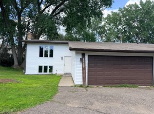 2712 Rolling Oak Rd, Burnsville, MN 55337