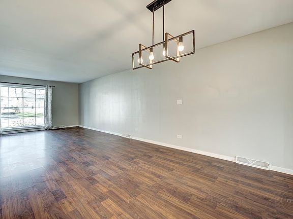 3rd image of 10237 Hawthorne Dr