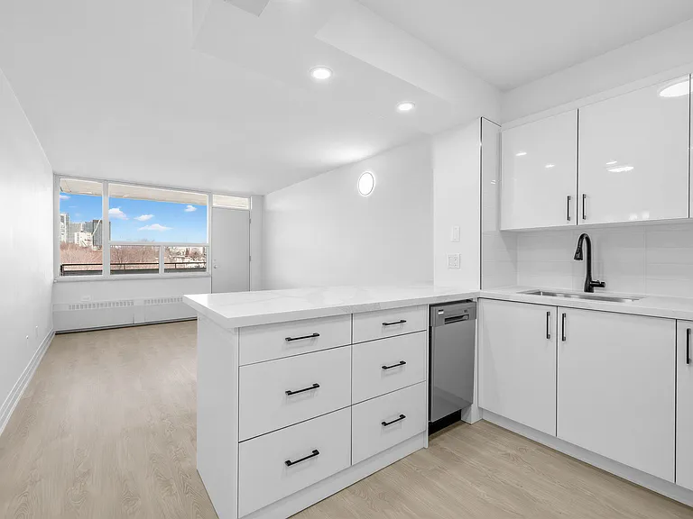 225 Davisville Ave — Photo 22